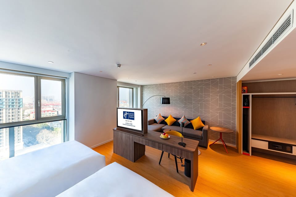 Desk, soundproofing, free WiFi, bed sheets