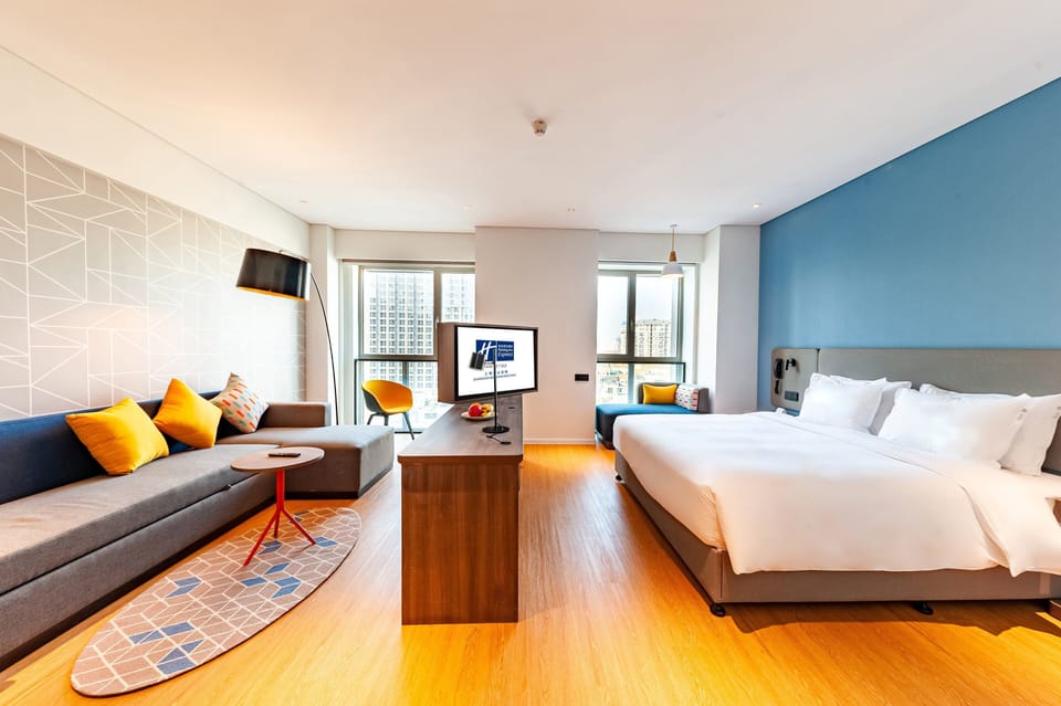 Desk, soundproofing, free WiFi, bed sheets