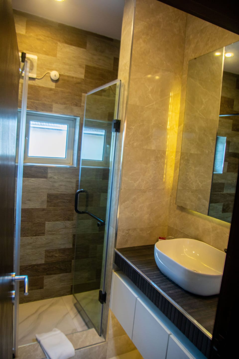 Suite | Bathroom | Shower, towels