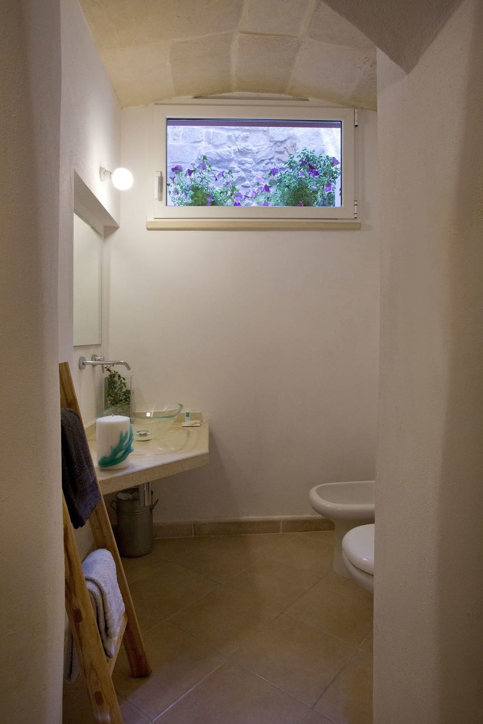 Shower, rainfall showerhead, free toiletries, hair dryer