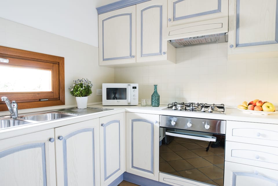 House, 3 Bedrooms | Private kitchen | Full-size fridge, microwave, oven, stovetop