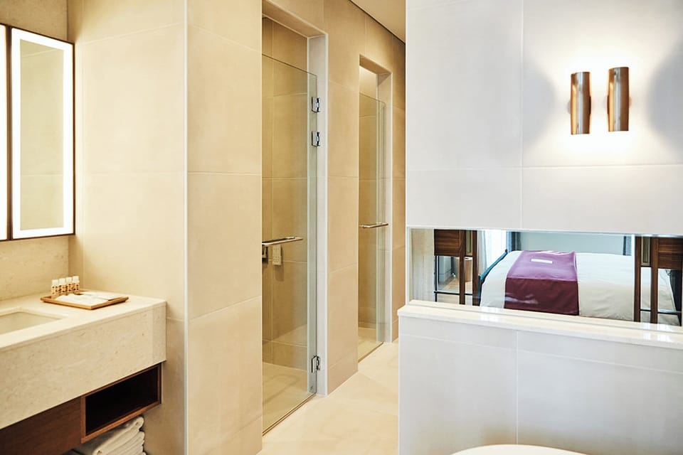 Lacasa Suite | Bathroom | Free toiletries, hair dryer, slippers, towels