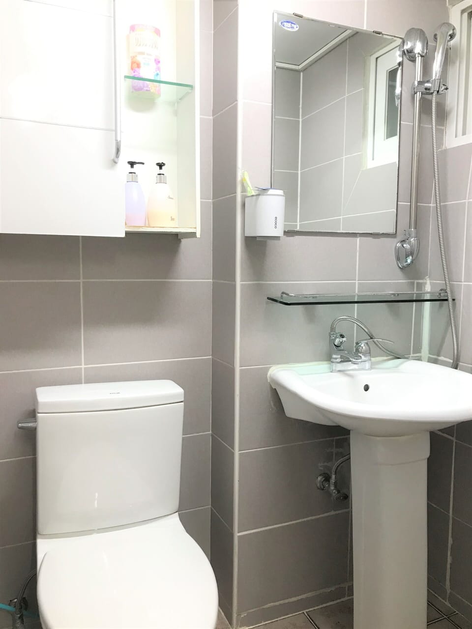 Twin Room | Bathroom | Shower, free toiletries, hair dryer, slippers