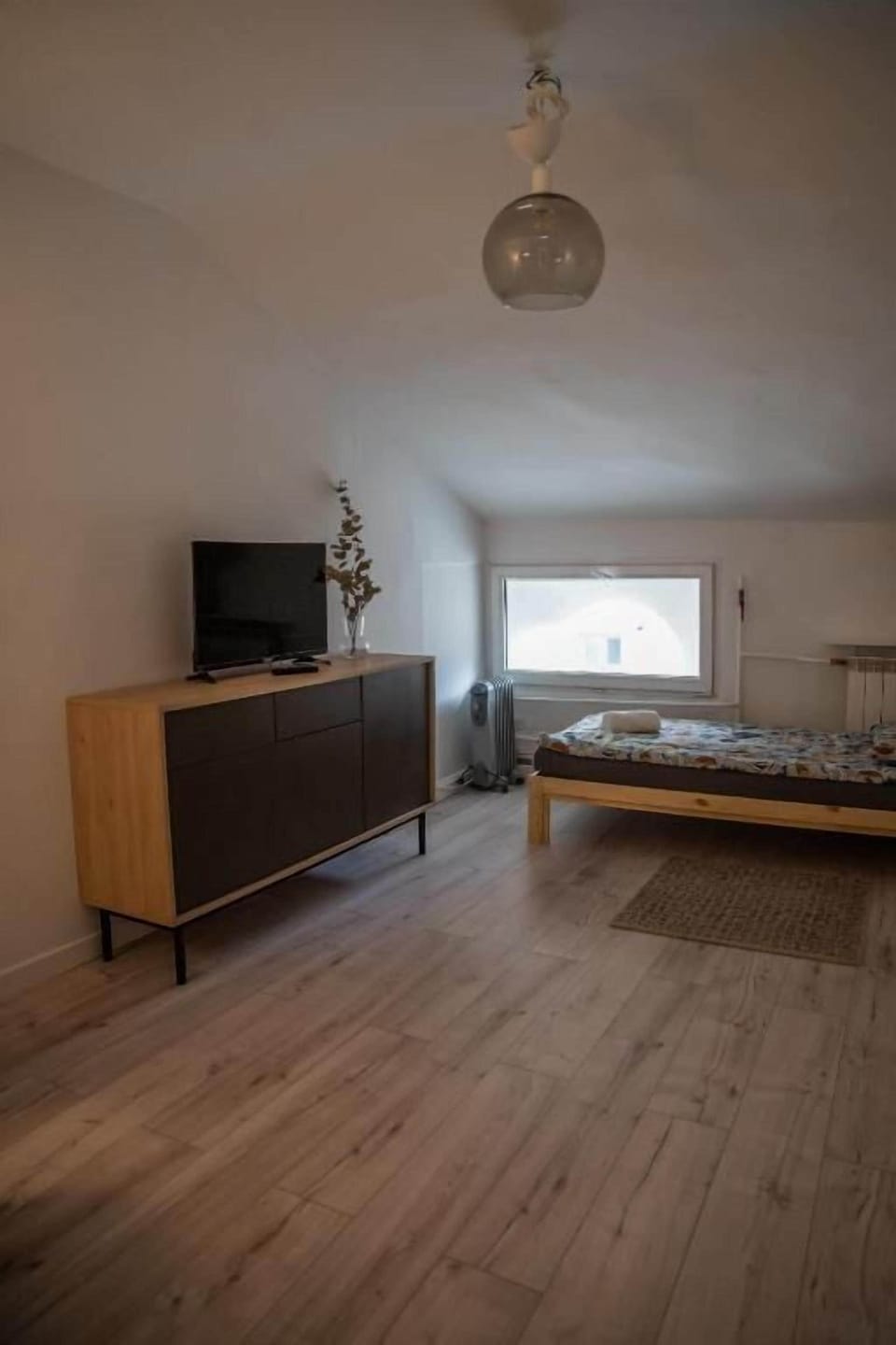 Single Room with Shared Bathroom | In-room safe, free WiFi, bed sheets