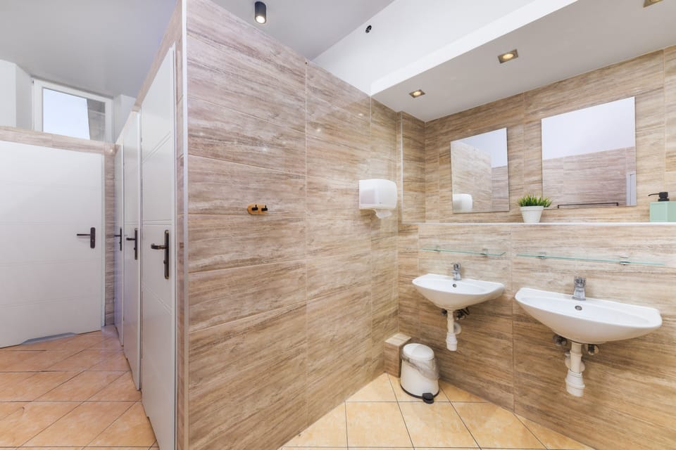Deluxe Quadruple Room | Bathroom | Shower, towels
