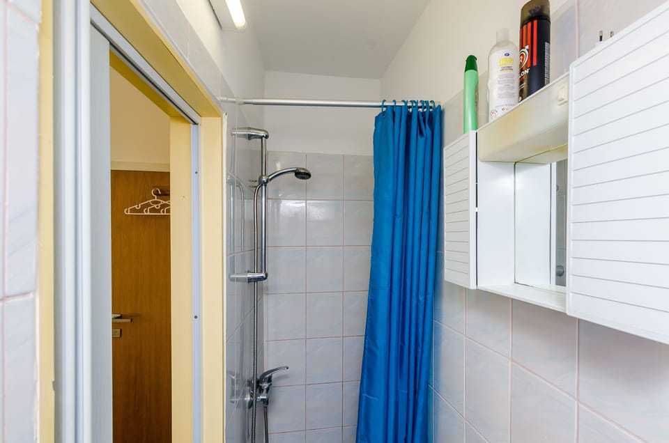 Apartment (Room Bruna - double room) | Bathroom | Shower, towels