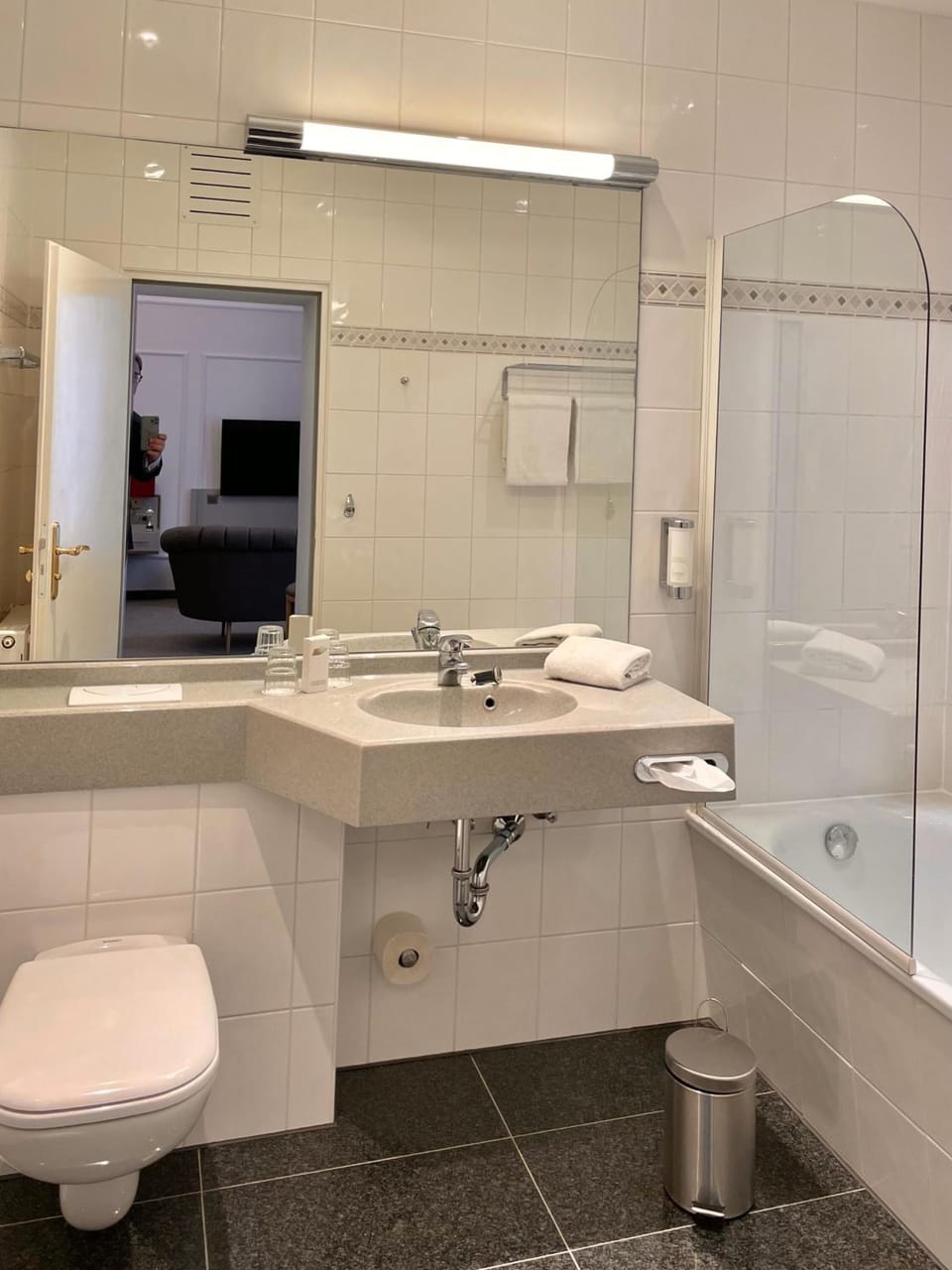 Business Single Room | Bathroom | Shower, hair dryer, towels