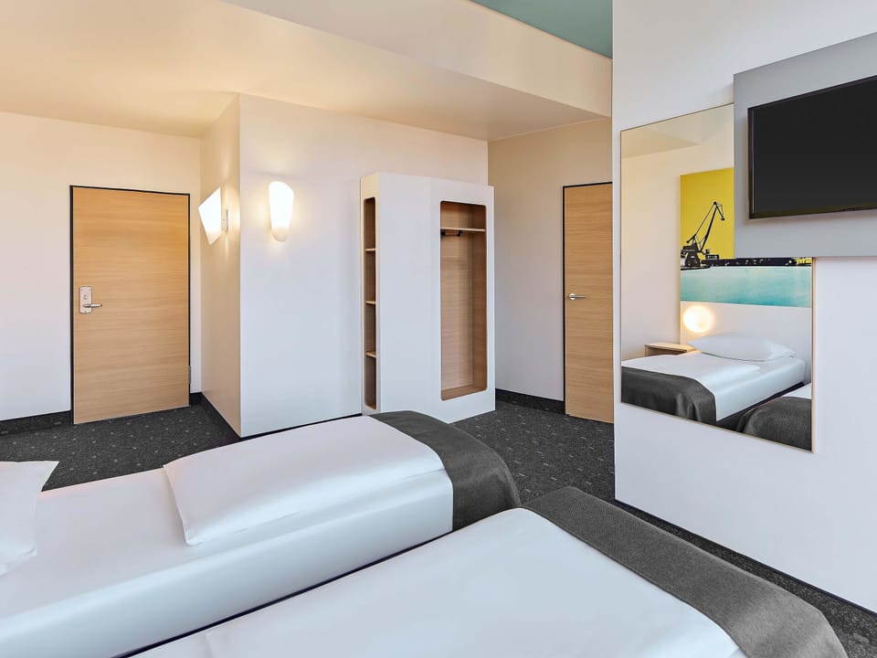 Twin Room | Desk, free WiFi, bed sheets