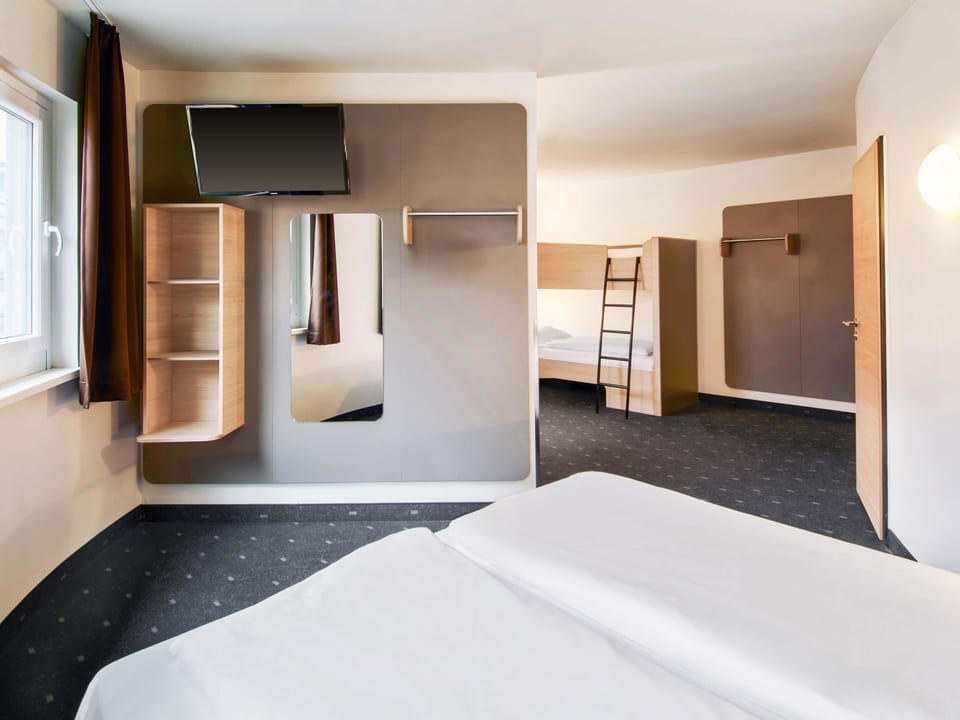 Quadruple Room | Hypo-allergenic bedding, desk, free WiFi, bed sheets