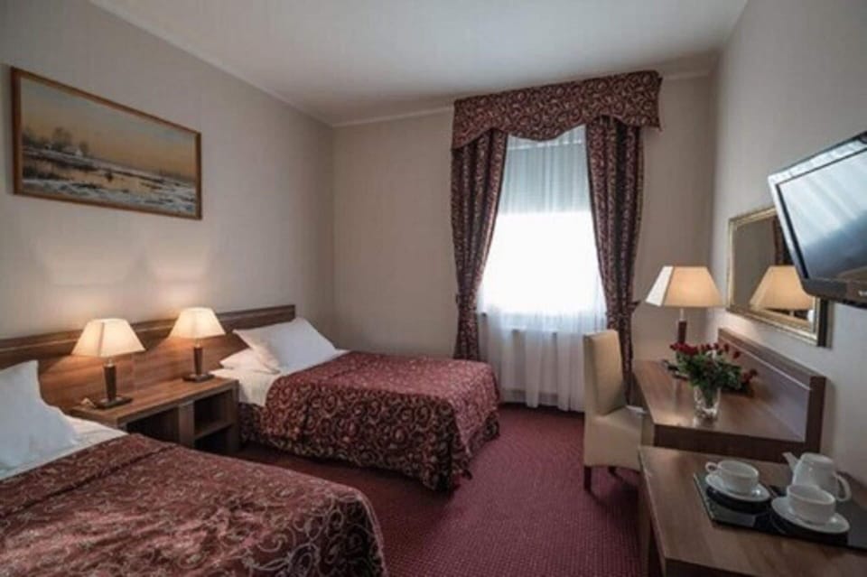 Standard Double or Twin Room | Desk, laptop workspace, soundproofing, iron/ironing board