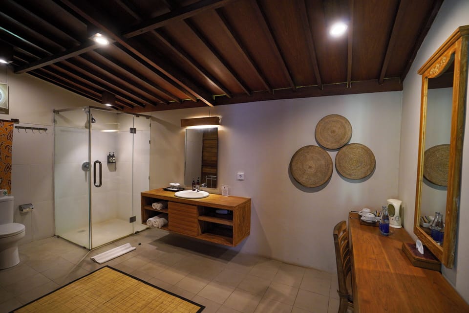 Joglo Villa Garden View | Bathroom | Free toiletries, hair dryer, slippers, towels