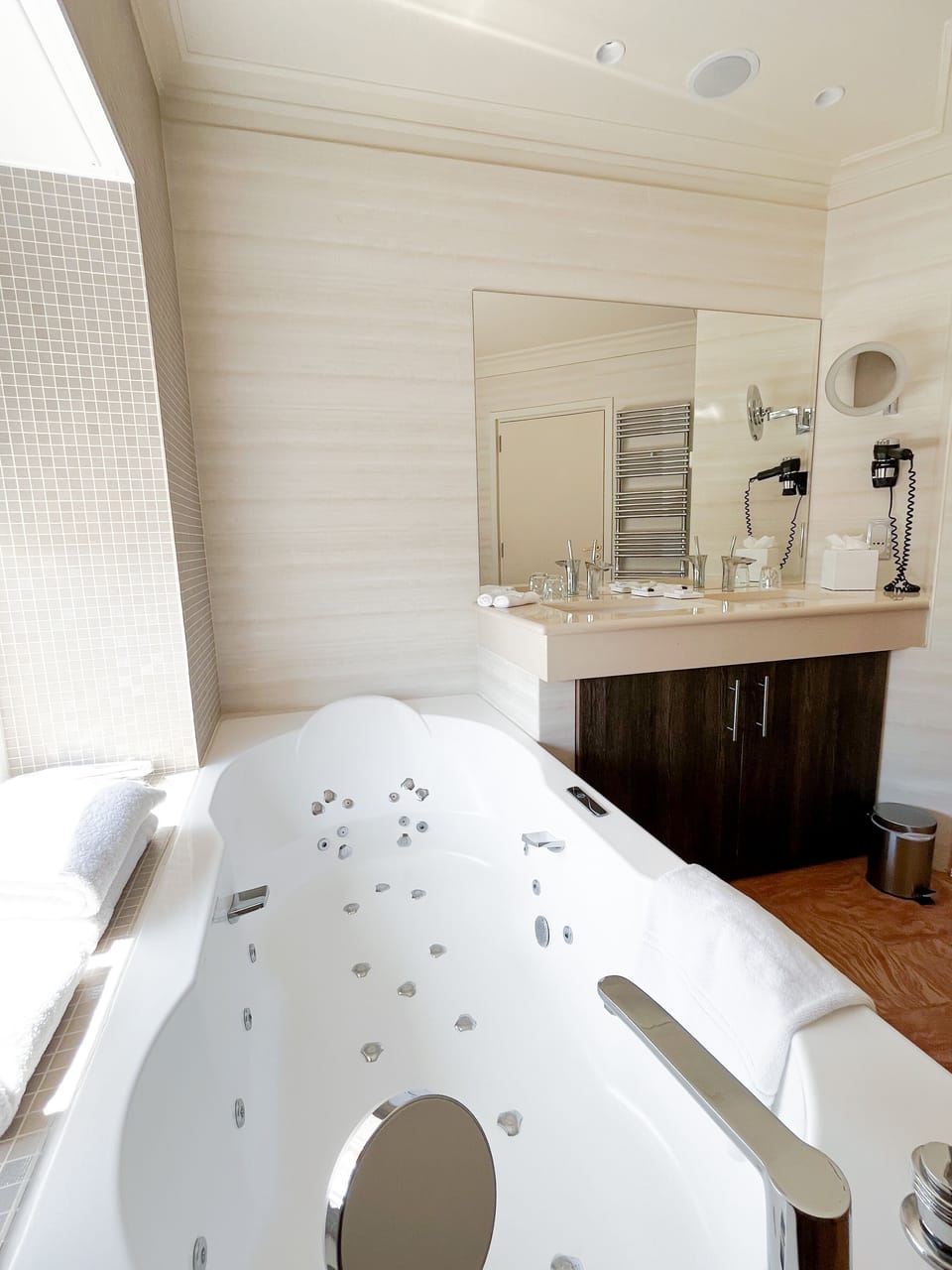 Suite sea view  | Bathroom | Free toiletries, hair dryer, bathrobes, slippers