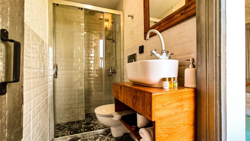 SAAT KULESI 1901 | Bathroom | Shower, rainfall showerhead, free toiletries, hair dryer
