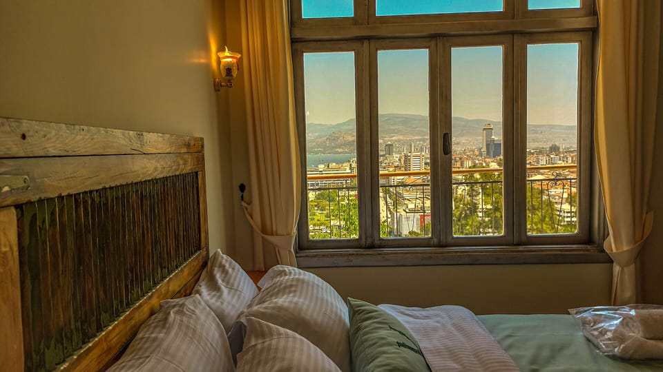 HUKUMET KONAGI 1872 | Egyptian cotton sheets, premium bedding, minibar, desk