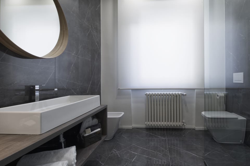 Deluxe Room | Bathroom | Slippers, towels, shampoo, toilet paper