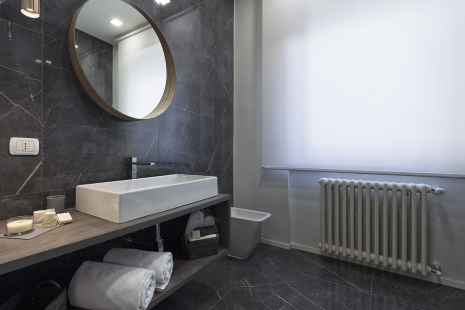 Deluxe Room | Bathroom | Slippers, towels, shampoo, toilet paper