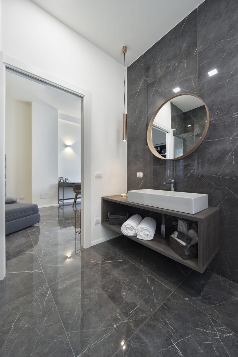 Deluxe Room | Bathroom | Slippers, towels, shampoo, toilet paper