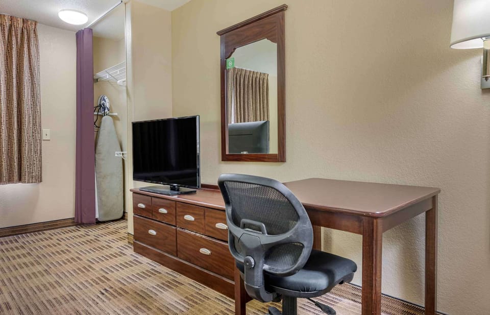 Studio, 1 Queen Bed, Roll-in Shower | Desk, iron/ironing board, free WiFi, bed sheets