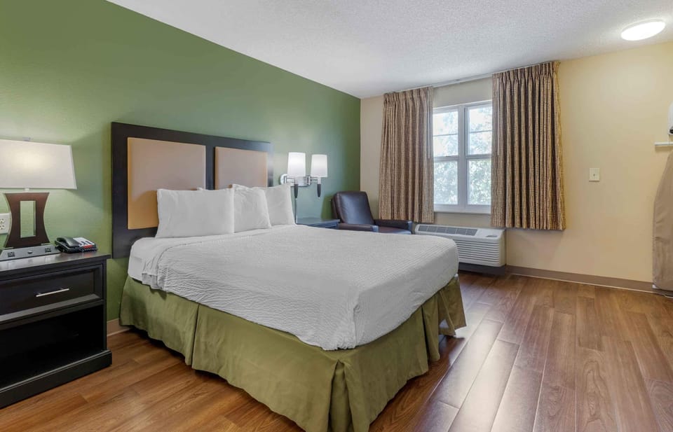 Studio, 1 Queen Bed | Desk, iron/ironing board, WiFi (free), bed sheets