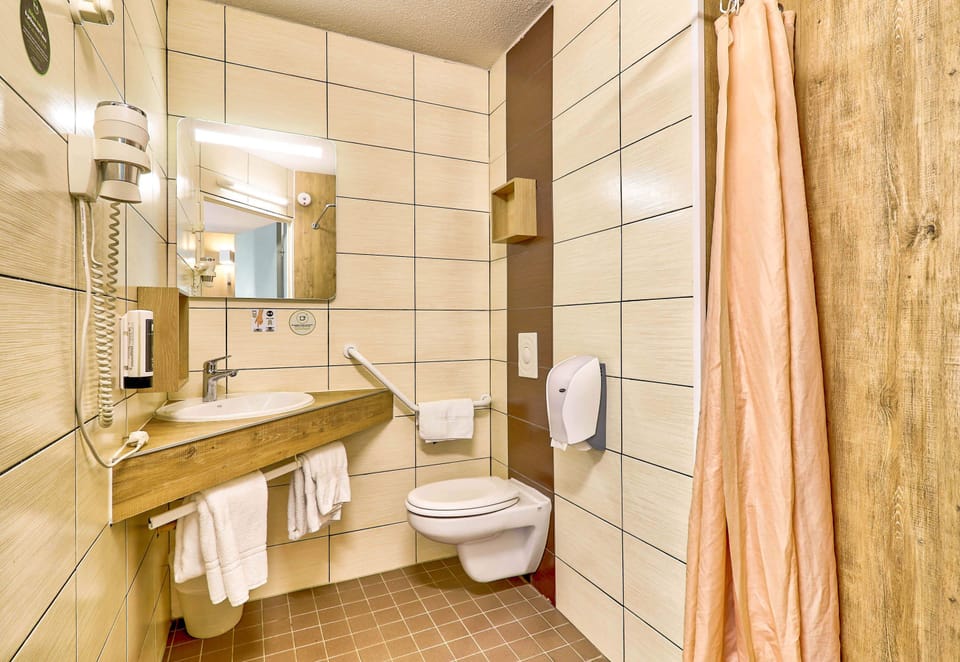 Double Room, Accessible, Non Smoking | Bathroom | Shower, hair dryer, towels