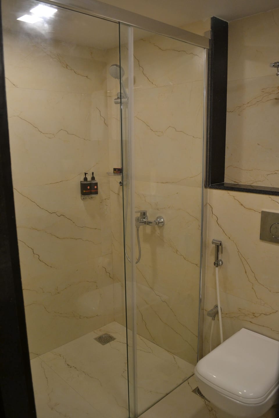 Luxe Queen Room | Bathroom | Shower, free toiletries, bathrobes, towels