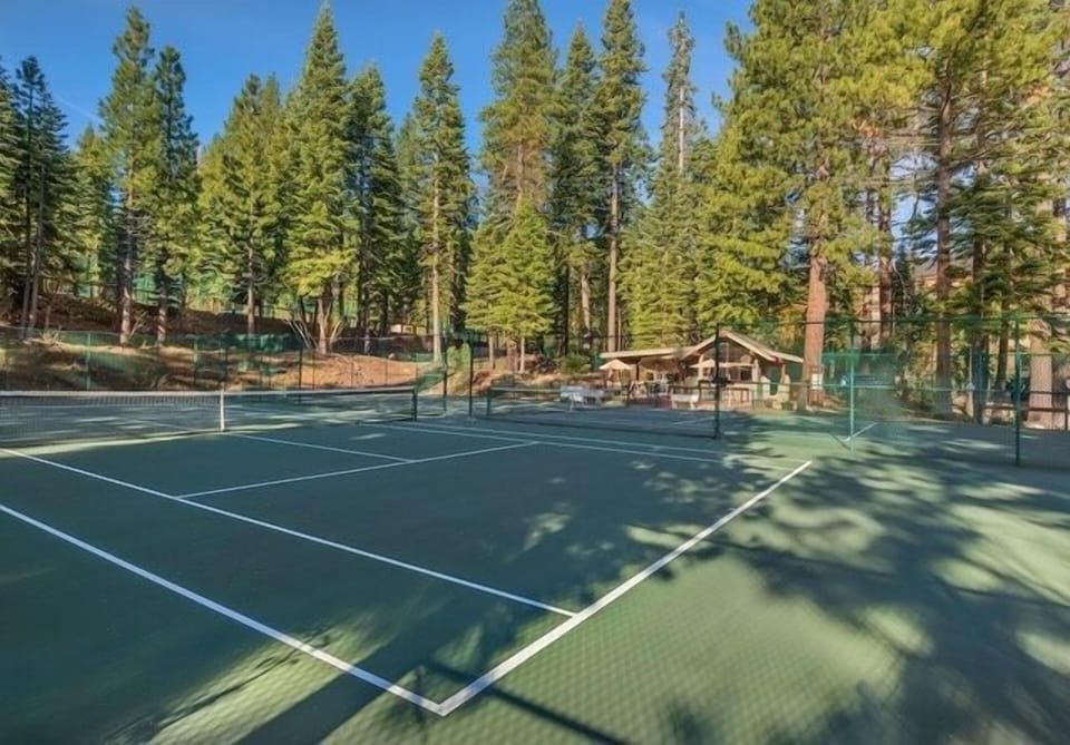 Skidder Trail Family Lodge 4 Bedroom Home by RedAwning House in Sierra Nevada
