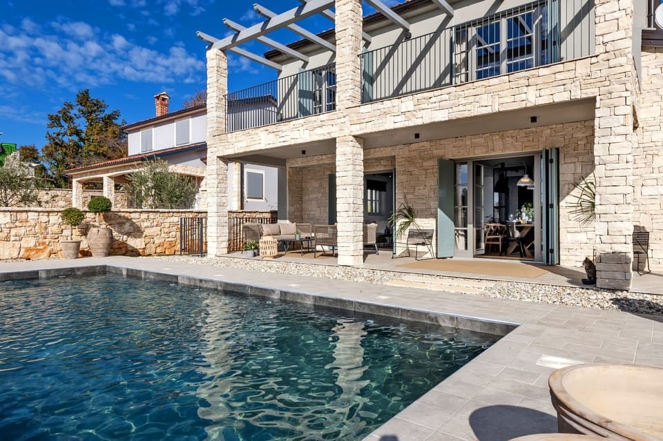 Outdoor pool, pool umbrellas, sun loungers