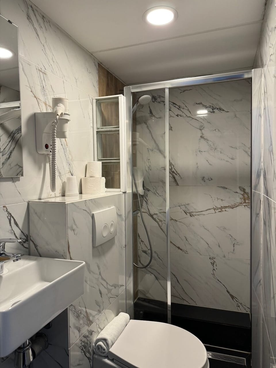 Family Room | Bathroom | Shower, towels