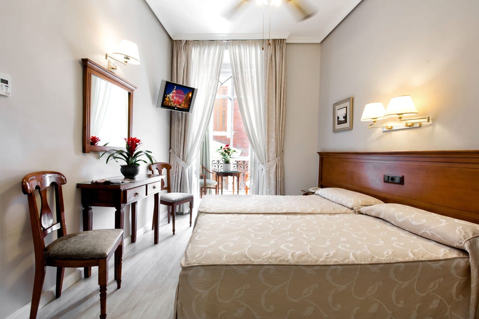 Hypo-allergenic bedding, in-room safe, free WiFi, bed sheets