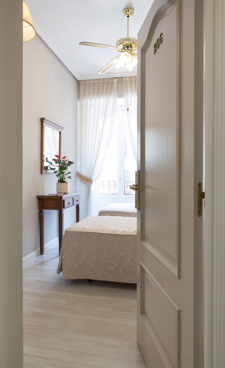 Hypo-allergenic bedding, in-room safe, free WiFi, bed sheets