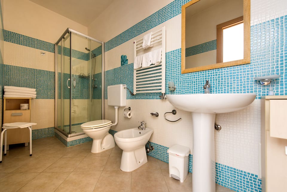 Triple Room | Bathroom | Shower, free toiletries, hair dryer, slippers