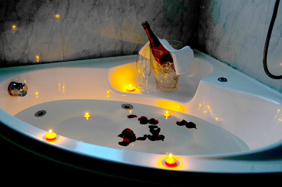 Luxury Suite, 1 Bedroom, Lake View | Deep soaking bathtub