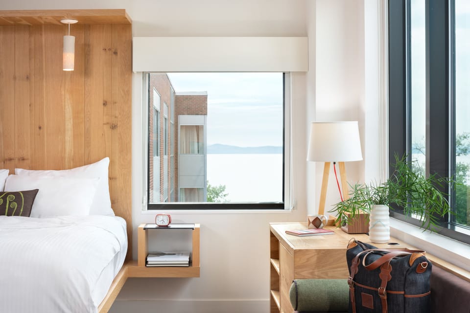 Standard Room, 1 King Bed | Hypo-allergenic bedding, in-room safe, desk, blackout drapes