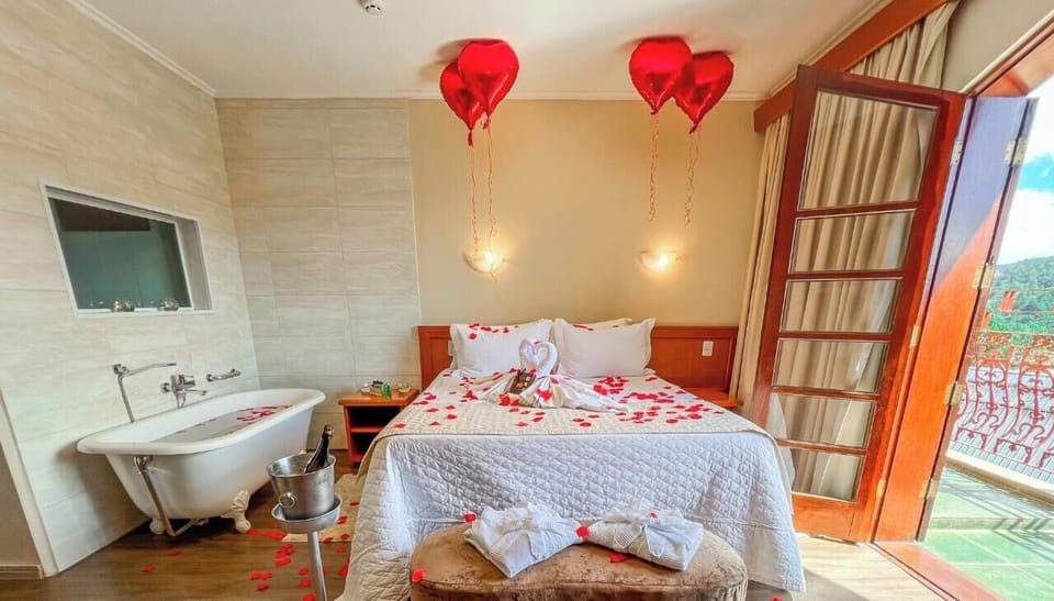 Romantic Room, 1 Queen Bed, Bathtub | Blackout drapes, bed sheets