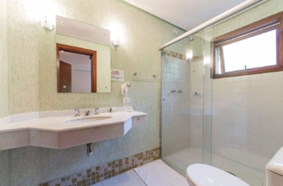 Shower, rainfall showerhead, free toiletries, hair dryer