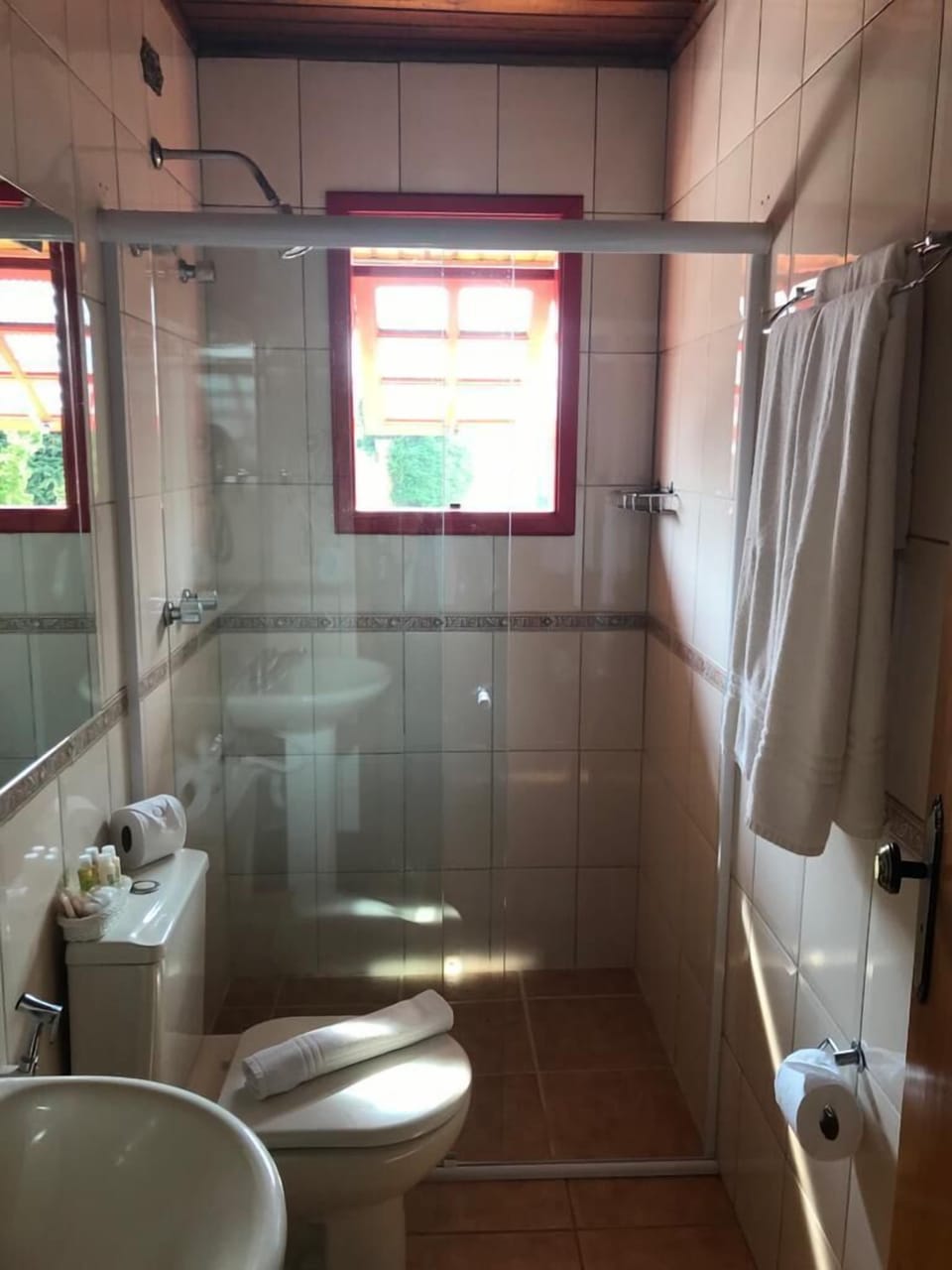 Quarto Duplo Standard | Bathroom | Shower, rainfall showerhead, free toiletries, hair dryer