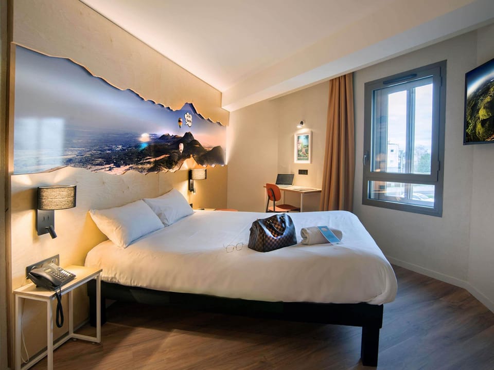 Standard Room, 1 Double Bed | Desk, blackout drapes, soundproofing, iron/ironing board