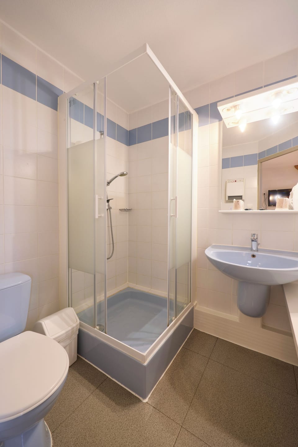 Chambre Supérieure | Bathroom | Free toiletries, towels