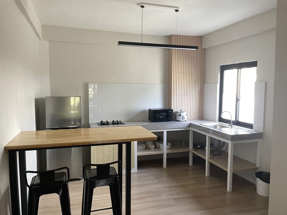 Suite, 3 Bedrooms | Private kitchen | Fridge, electric kettle