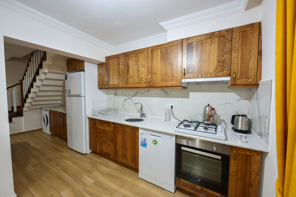 Deluxe Villa, 4 Bedrooms | Private kitchen | Full-size fridge, microwave, oven, stovetop