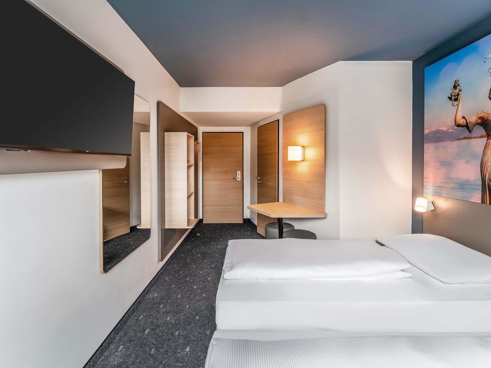 Twin Room | Desk, free WiFi, bed sheets