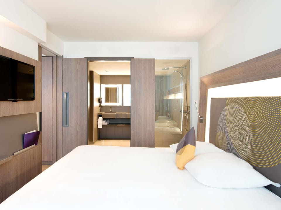 Premium bedding, minibar, desk, blackout drapes