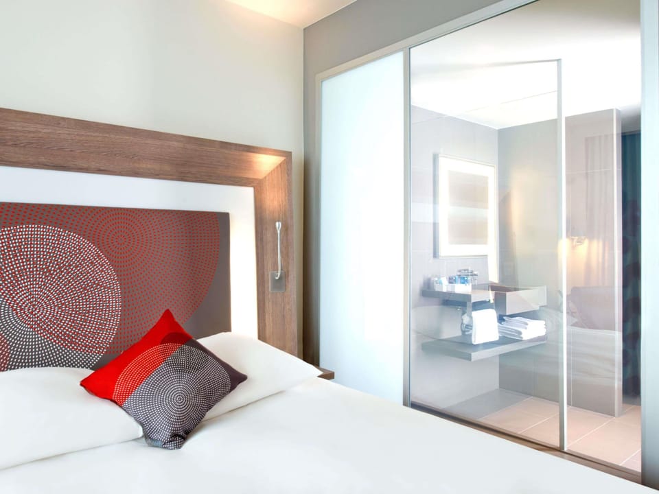 Premium bedding, minibar, desk, blackout drapes