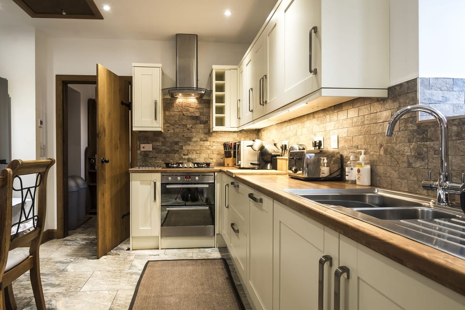 Cottage (4 Bedrooms) | Private kitchen | Full-size fridge, oven, stovetop, dishwasher