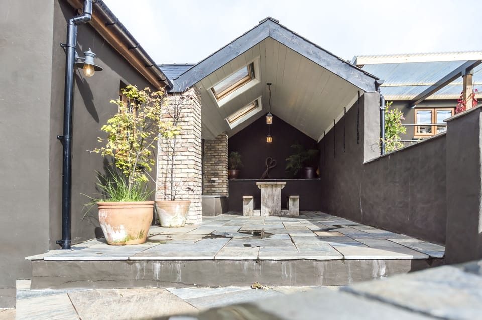 Cottage (2 Bedrooms) | Courtyard view