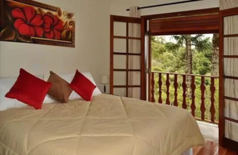 Standard Room, Non Smoking | Minibar, in-room safe, iron/ironing board, free WiFi
