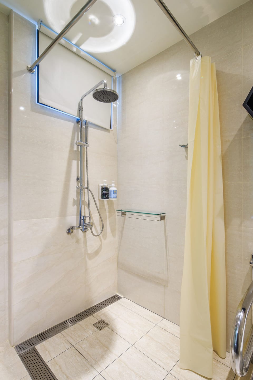 Economy Double Room, 1 Double Bed | Bathroom | Hair dryer, electronic bidet, towels, shampoo
