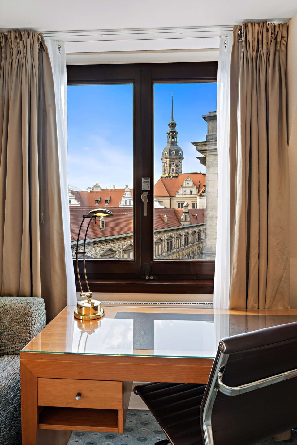 Executive Room, 1 Queen Bed (Family) | Hypo-allergenic bedding available, in-room safe, desk, blackout drapes