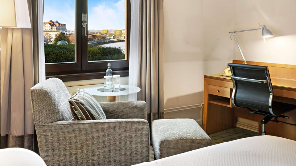 Executive Room, 1 Queen Bed, Club Lounge Access | Hypo-allergenic bedding, in-room safe, desk, blackout drapes