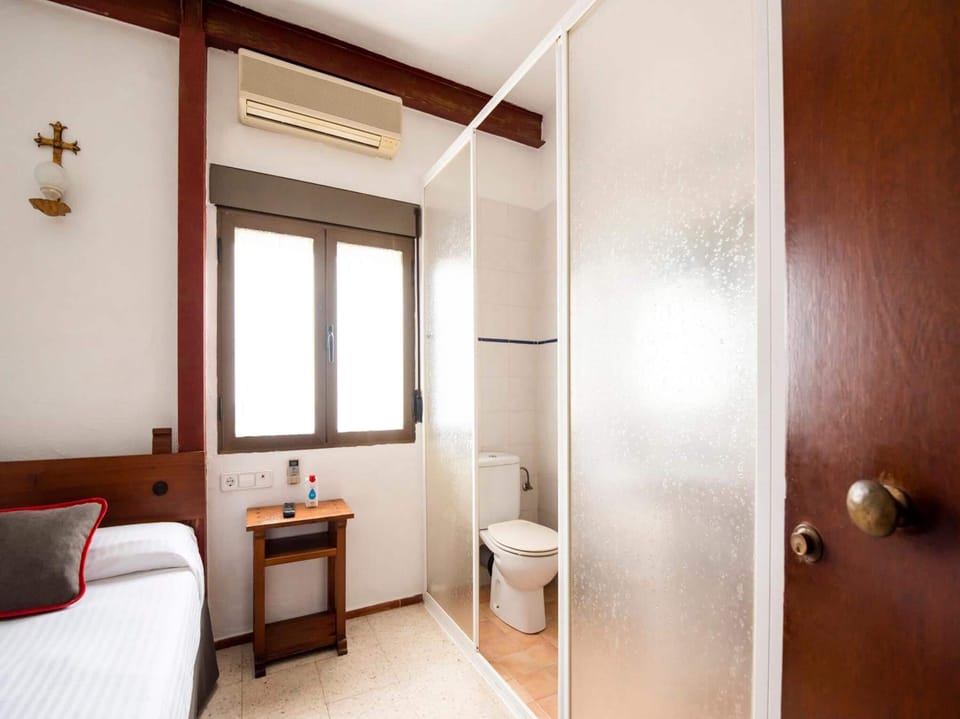 Single Room | Free WiFi, bed sheets
